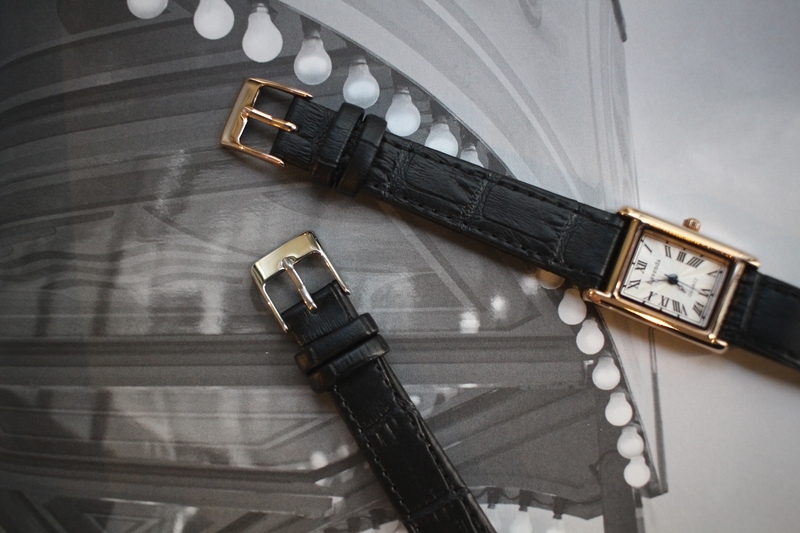 <b><p>Urban classic square Wom leather wrist ock</p></b><b><p>アーバン クラシック 正方形 女性 レザー 手首 時計 2色 ファッション 20代</p></b><br /><br /><p align='center'>