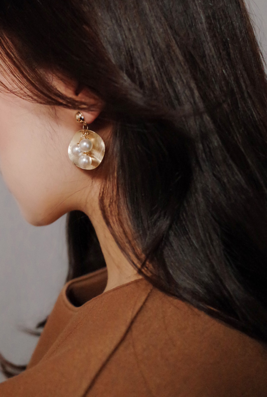 NO.64 Aria Three Pearls Metal Earrings Stylish Chi