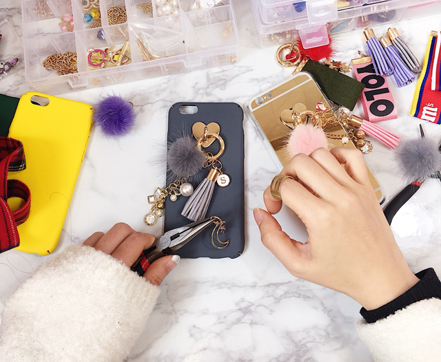 <b><p>Galaxy Note Pom foam Initi Keyring Tassel</p></b><b><p>ギャラクシーノート8ポンポンがイニシャルキーリングタッセルケースiPhone 8のガールフレンドの贈</p></b><br /><br /><p align='center'>