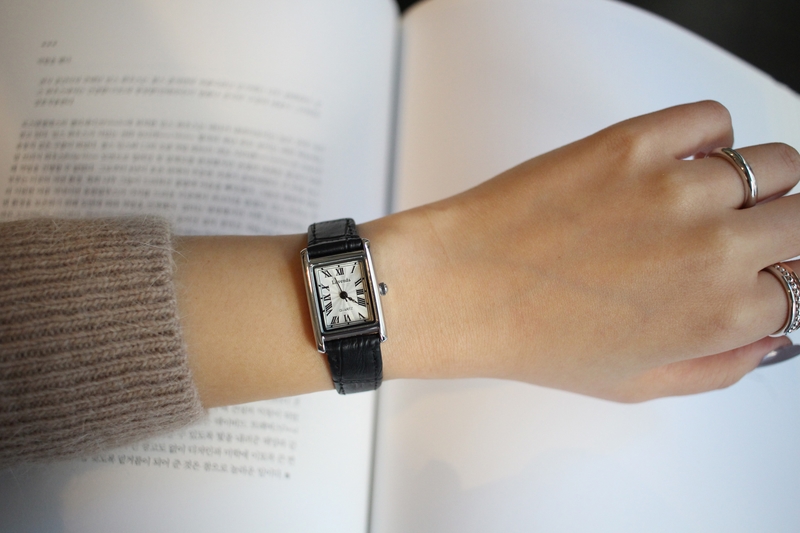 <b><p>Urban classic square Wom leather wrist ock</p></b><b><p>アーバン クラシック 正方形 女性 レザー 手首 時計 2色 ファッション 20代</p></b><br /><br /><p align='center'>