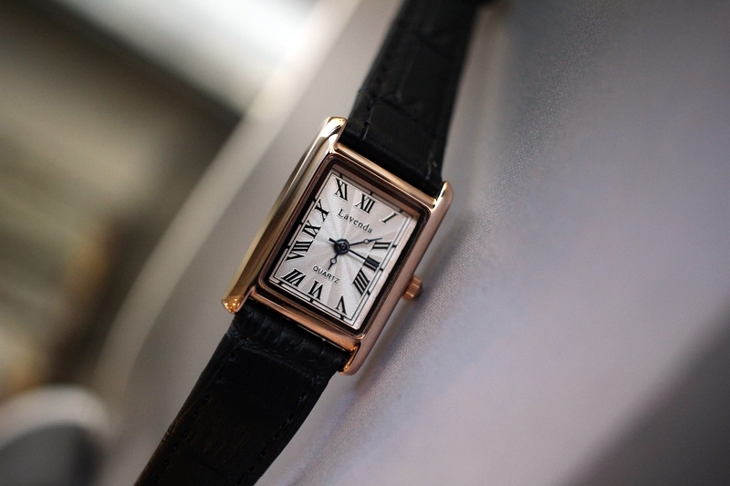 <b><p>Urban classic square Wom leather wrist ock</p></b><b><p>アーバン クラシック 正方形 女性 レザー 手首 時計 2色 ファッション 20代</p></b><br /><br /><p align='center'>