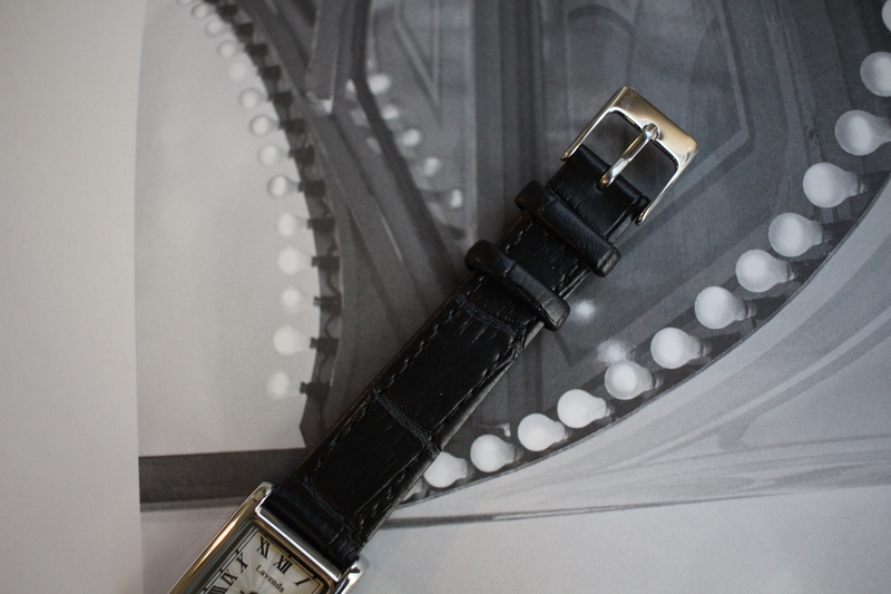 <b><p>Urban classic square Wom leather wrist ock</p></b><b><p>アーバン クラシック 正方形 女性 レザー 手首 時計 2色 ファッション 20代</p></b><br /><br /><p align='center'>