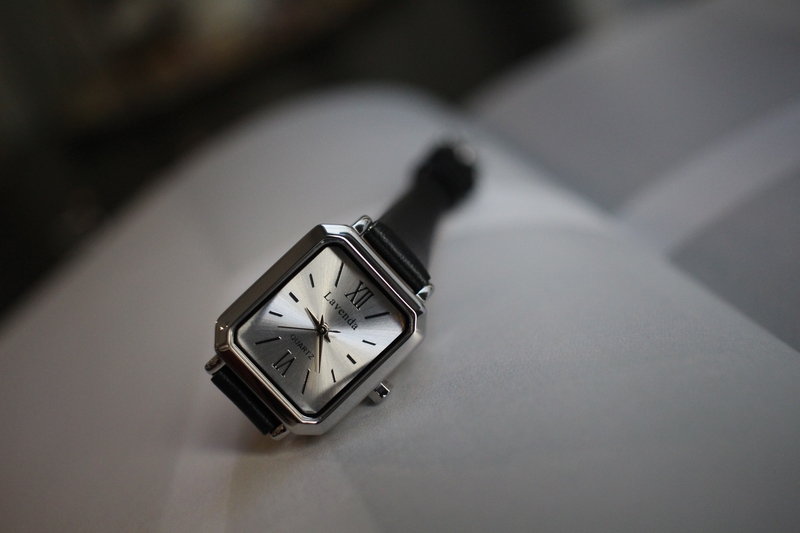 <b><p>Shine black Woman leather wrist clo 2cor</p></b><b><p>シャイン ブラック 女性 レザー 手首 時計 2色 ファッション ギフト デイリー</p></b><br /><br /><p align='center'>