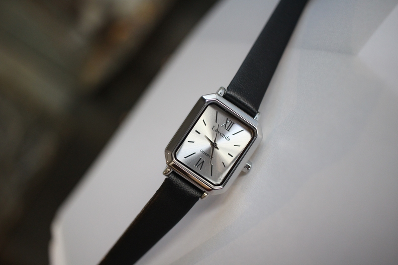 <b><p>Shine black Woman leather wrist clo 2cor</p></b><b><p>シャイン ブラック 女性 レザー 手首 時計 2色 ファッション ギフト デイリー</p></b><br /><br /><p align='center'>