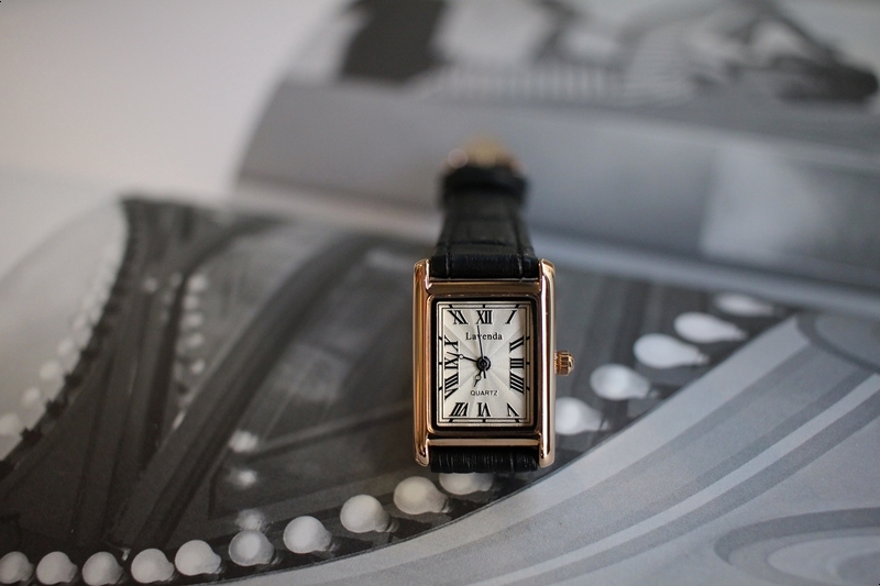 <b><p>Urban classic square Wom leather wrist ock</p></b><b><p>アーバン クラシック 正方形 女性 レザー 手首 時計 2色 ファッション 20代</p></b><br /><br /><p align='center'>