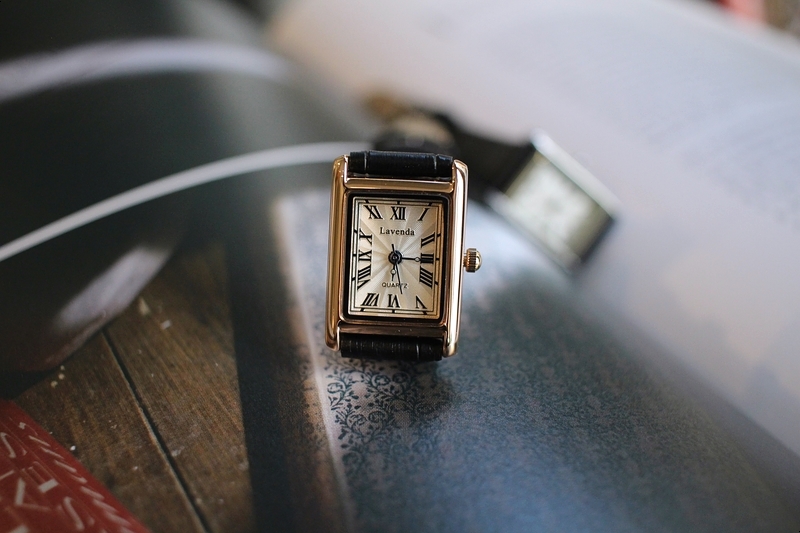 <b><p>Urban classic square Wom leather wrist ock</p></b><b><p>アーバン クラシック 正方形 女性 レザー 手首 時計 2色 ファッション 20代</p></b><br /><br /><p align='center'>