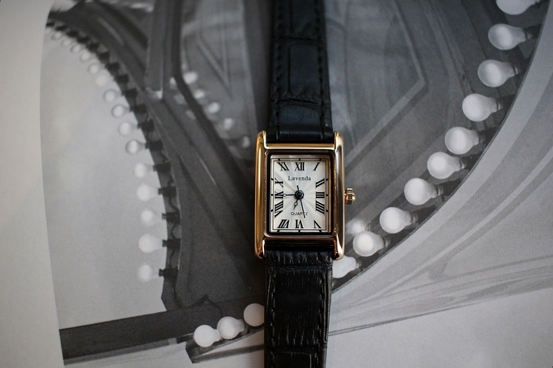 <b><p>Urban classic square Wom leather wrist ock</p></b><b><p>アーバン クラシック 正方形 女性 レザー 手首 時計 2色 ファッション 20代</p></b><br /><br /><p align='center'>