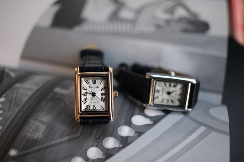 <b><p>Urban classic square Wom leather wrist ock</p></b><b><p>アーバン クラシック 正方形 女性 レザー 手首 時計 2色 ファッション 20代</p></b><br /><br /><p align='center'>