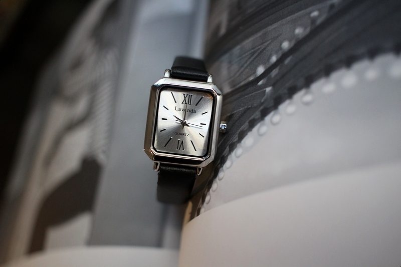 <b><p>Shine black Woman leather wrist clo 2cor</p></b><b><p>シャイン ブラック 女性 レザー 手首 時計 2色 ファッション ギフト デイリー</p></b><br /><br /><p align='center'>