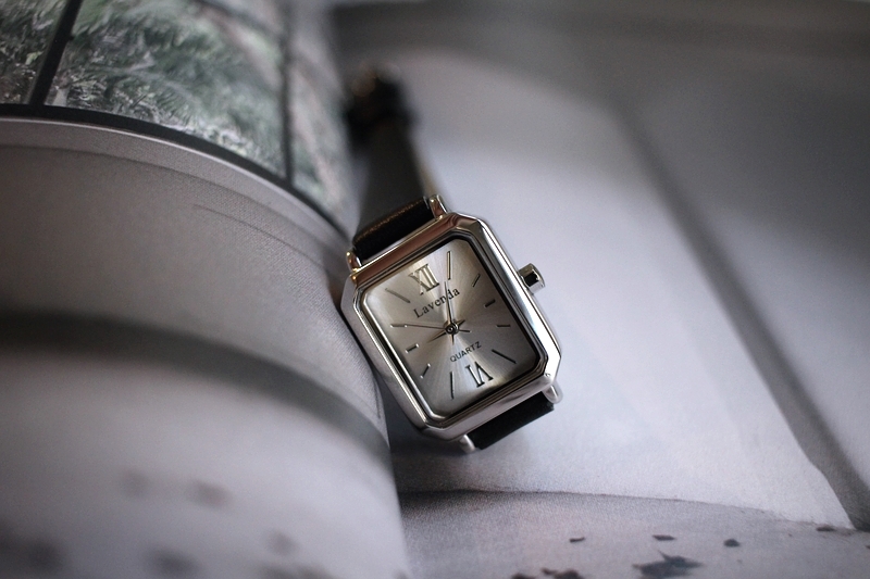 <b><p>Shine black Woman leather wrist clo 2cor</p></b><b><p>シャイン ブラック 女性 レザー 手首 時計 2色 ファッション ギフト デイリー</p></b><br /><br /><p align='center'>