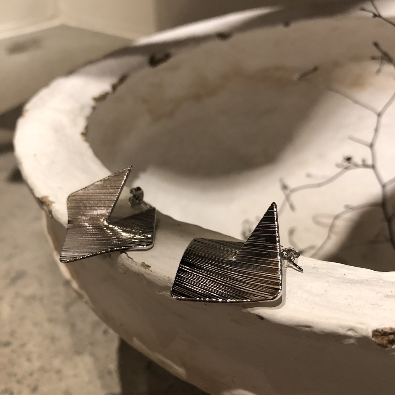 Wear drop earrings Office fashion Fashionable mode