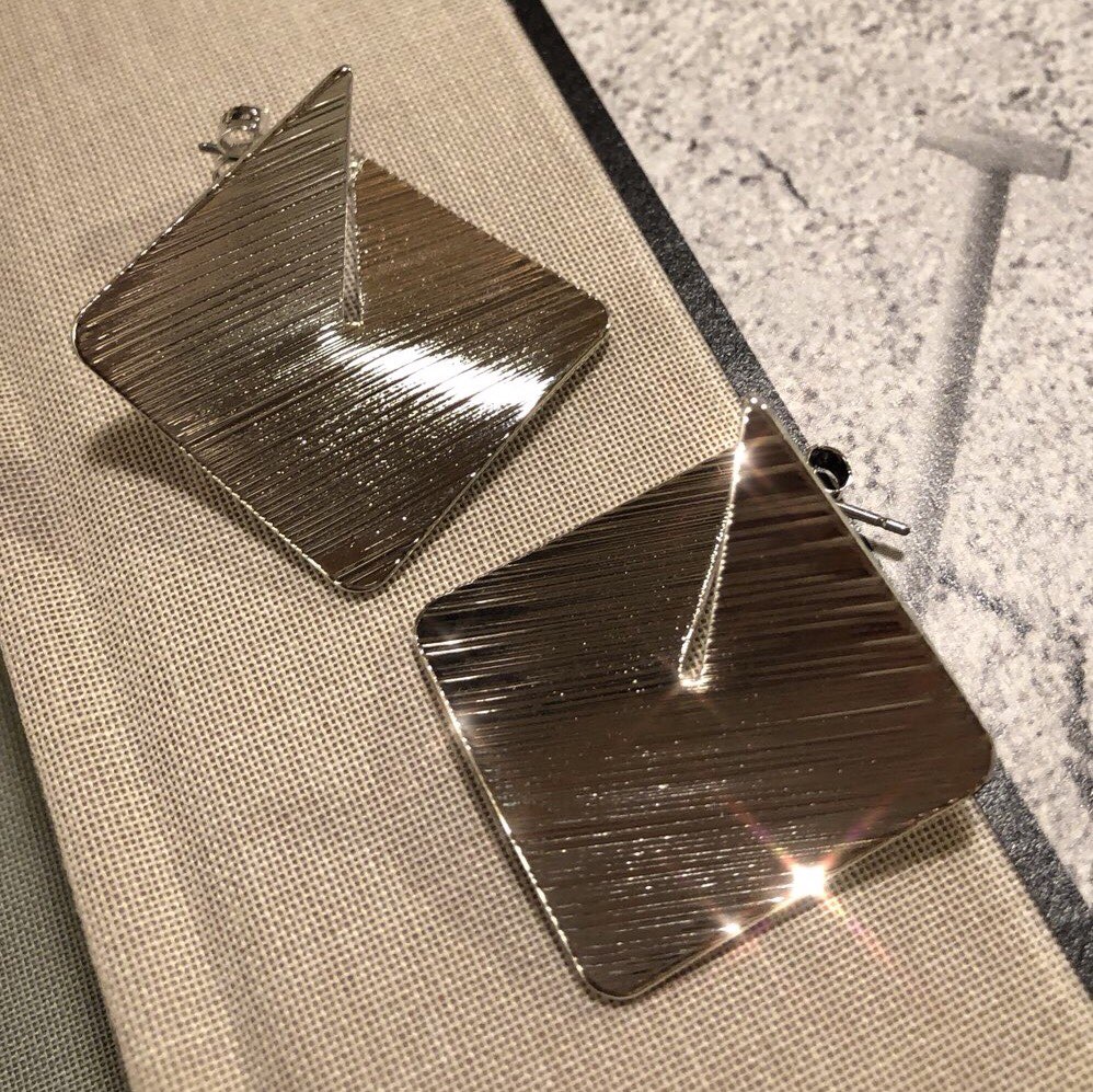 Wear drop earrings Office fashion Fashionable mode