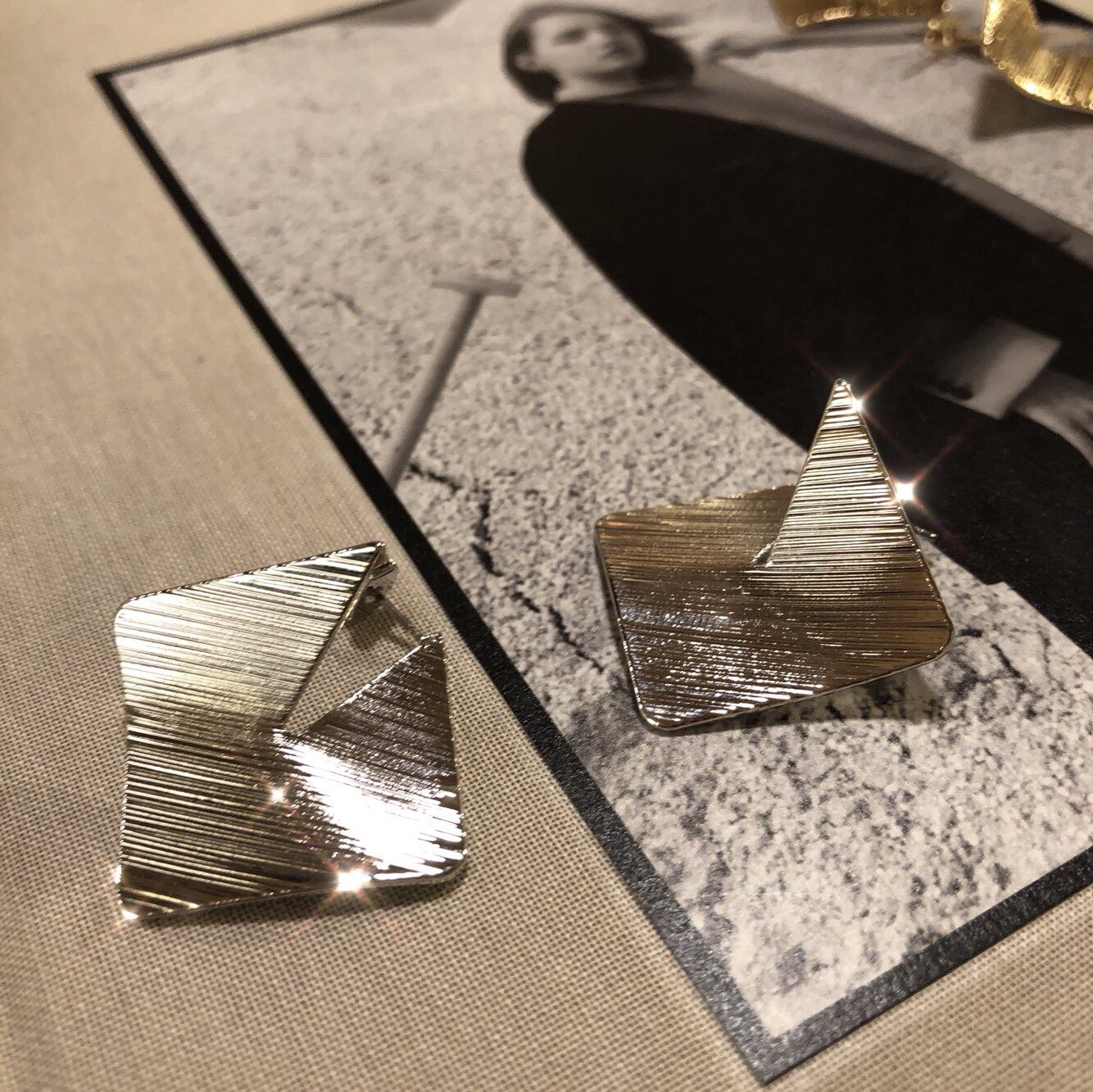 Wear drop earrings Office fashion Fashionable mode