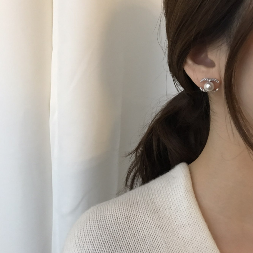 all silver Coco Swall Pearl Earrings Minimal Life 
