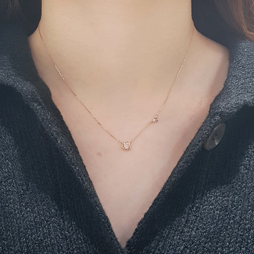 Lloyd rosette petal necklace LNN17241G Daily look 