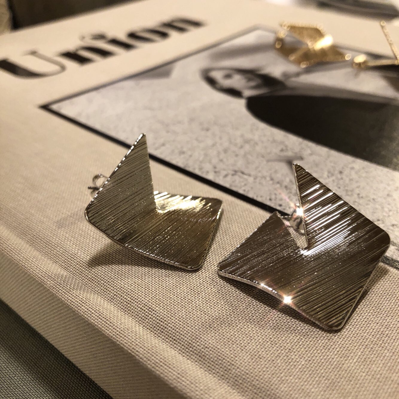 Wear drop earrings Office fashion Fashionable mode