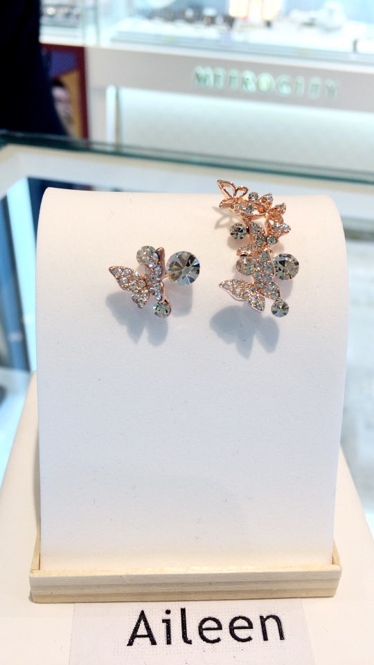 Eyeliner Agatha Button Earrings AJBE7412