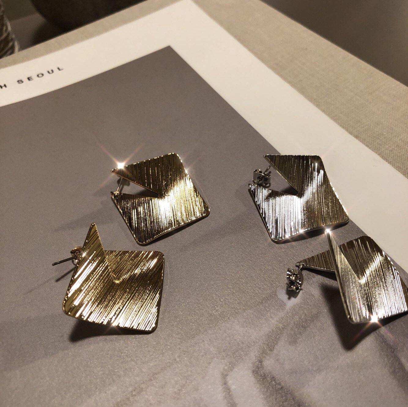 Wear drop earrings Office fashion Fashionable mode