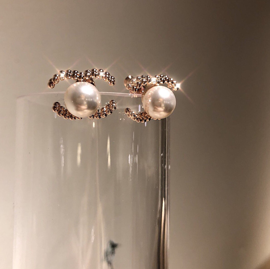 all silver Coco Swall Pearl Earrings Minimal Life 