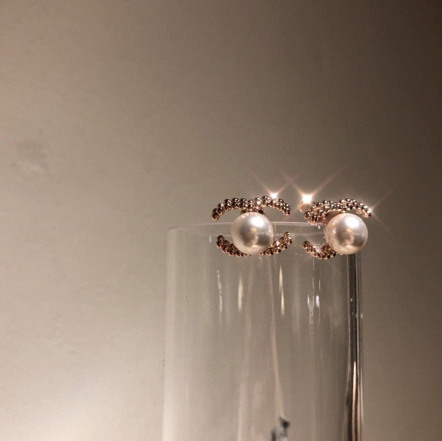 all silver Coco Swall Pearl Earrings Minimal Life 
