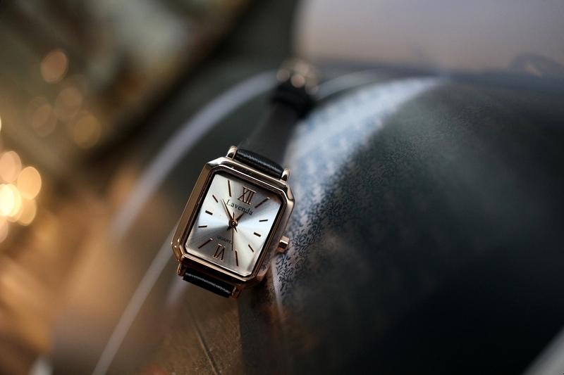 <b><p>Shine black Woman leather wrist clo 2cor</p></b><b><p>シャイン ブラック 女性 レザー 手首 時計 2色 ファッション ギフト デイリー</p></b><br /><br /><p align='center'>