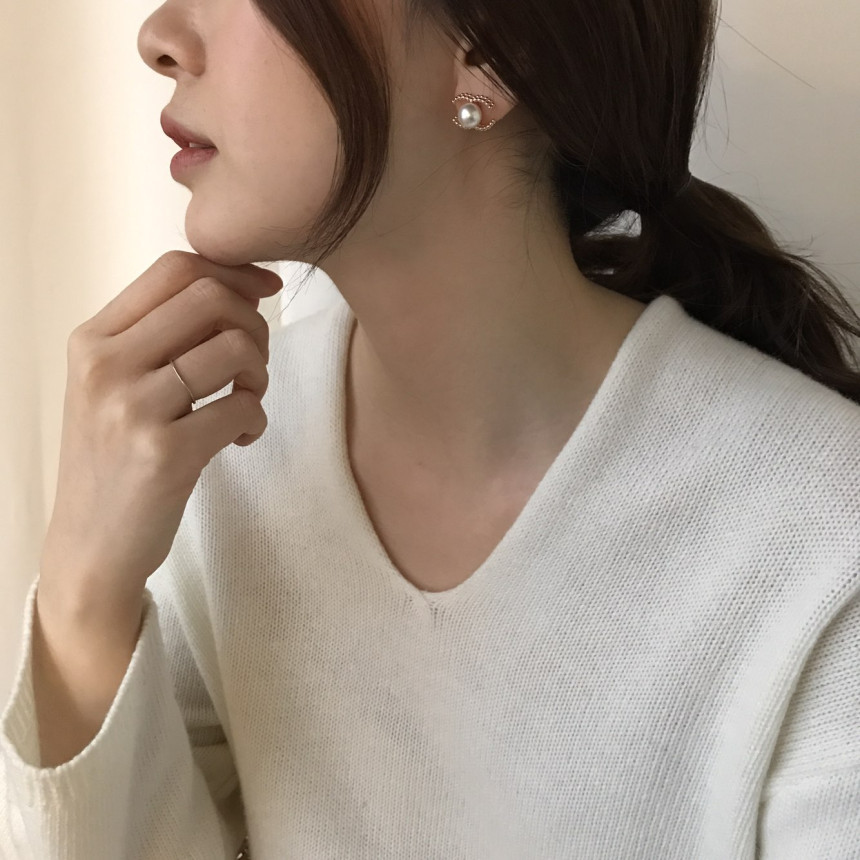 all silver Coco Swall Pearl Earrings Minimal Life 