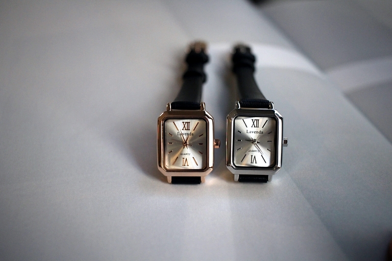 <b><p>Shine black Woman leather wrist clo 2cor</p></b><b><p>シャイン ブラック 女性 レザー 手首 時計 2色 ファッション ギフト デイリー</p></b><br /><br /><p align='center'>