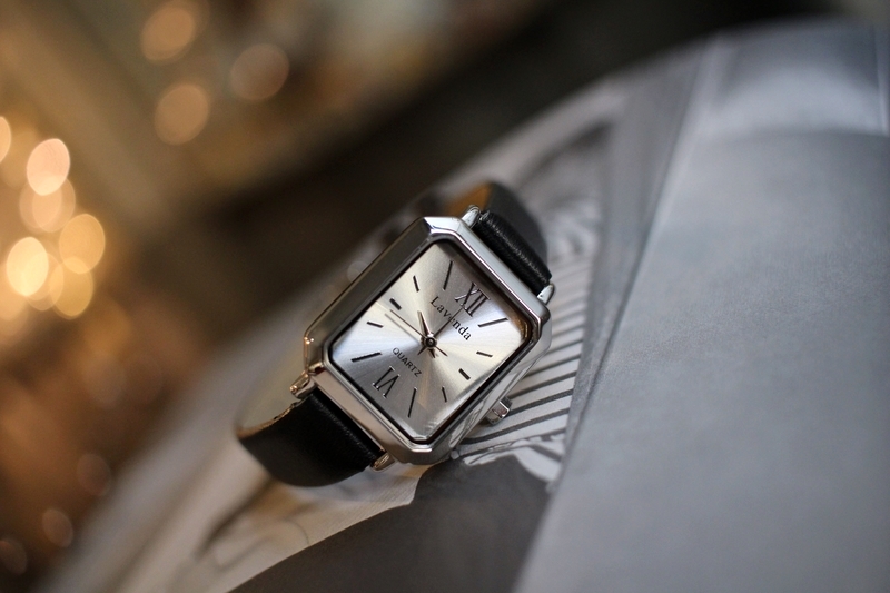 <b><p>Shine black Woman leather wrist clo 2cor</p></b><b><p>シャイン ブラック 女性 レザー 手首 時計 2色 ファッション ギフト デイリー</p></b><br /><br /><p align='center'>