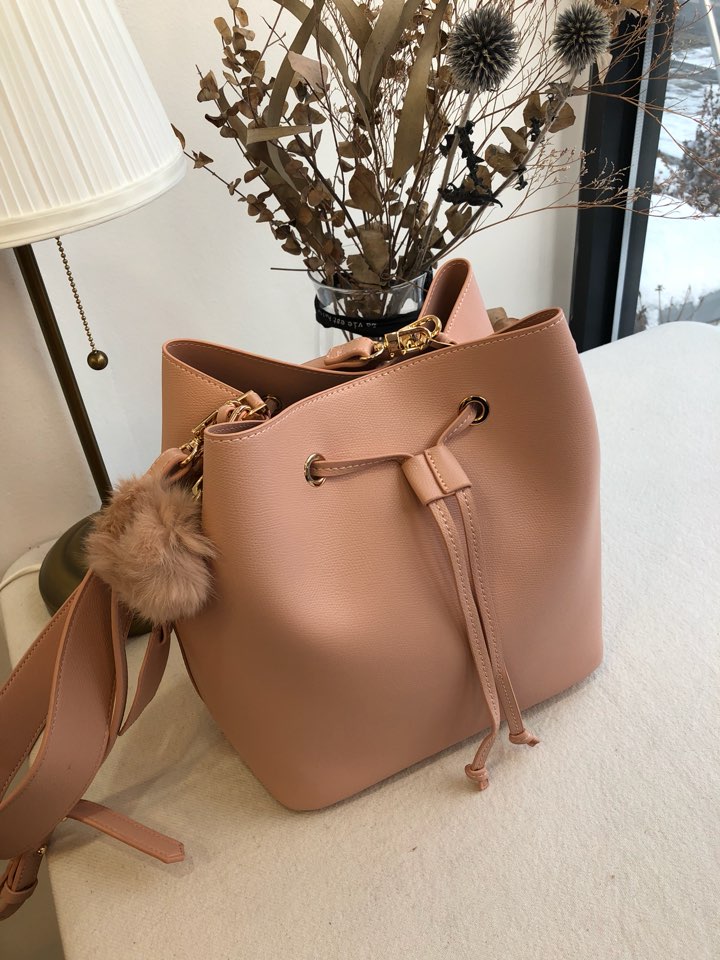 <b><p>Do not pour foam buckle 5color Daily Bag</p></b><b><p>無排ポンポンがバケットバッグ5colorデイリーショルダーバッグオフィスバッグ秋、20代の女性のバッ</p></b><br /><br /><p align='center'>