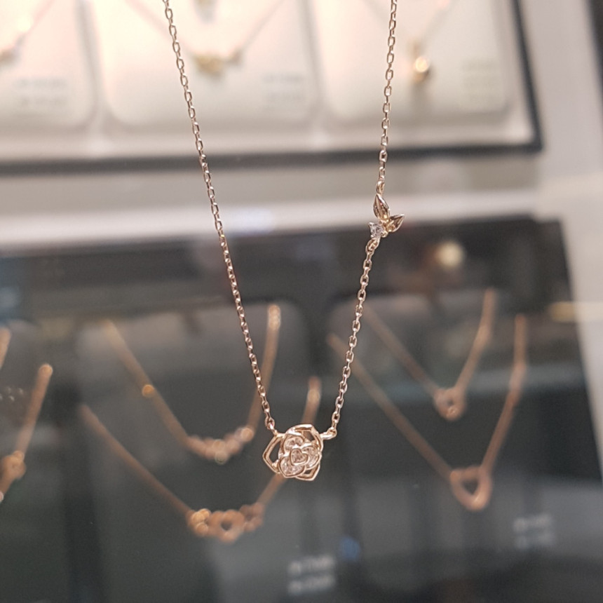 Lloyd rosette petal necklace LNN17241G Daily look 