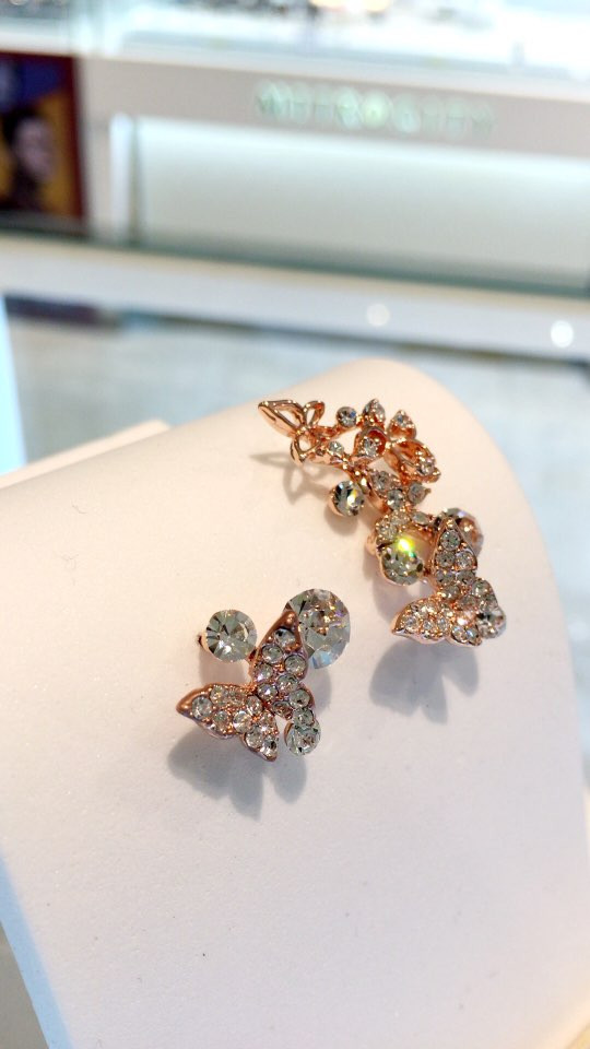 Eyeliner Agatha Button Earrings AJBE7412