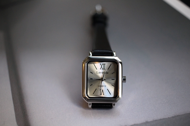 <b><p>Shine black Woman leather wrist clo 2cor</p></b><b><p>シャイン ブラック 女性 レザー 手首 時計 2色 ファッション ギフト デイリー</p></b><br /><br /><p align='center'>