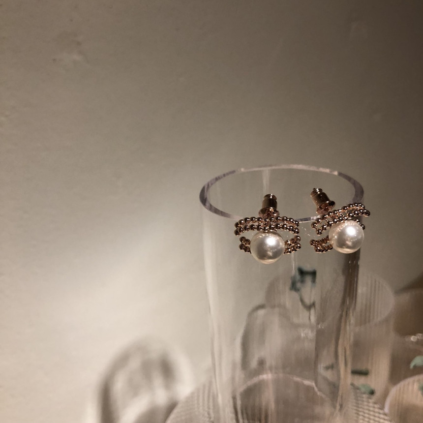 all silver Coco Swall Pearl Earrings Minimal Life 