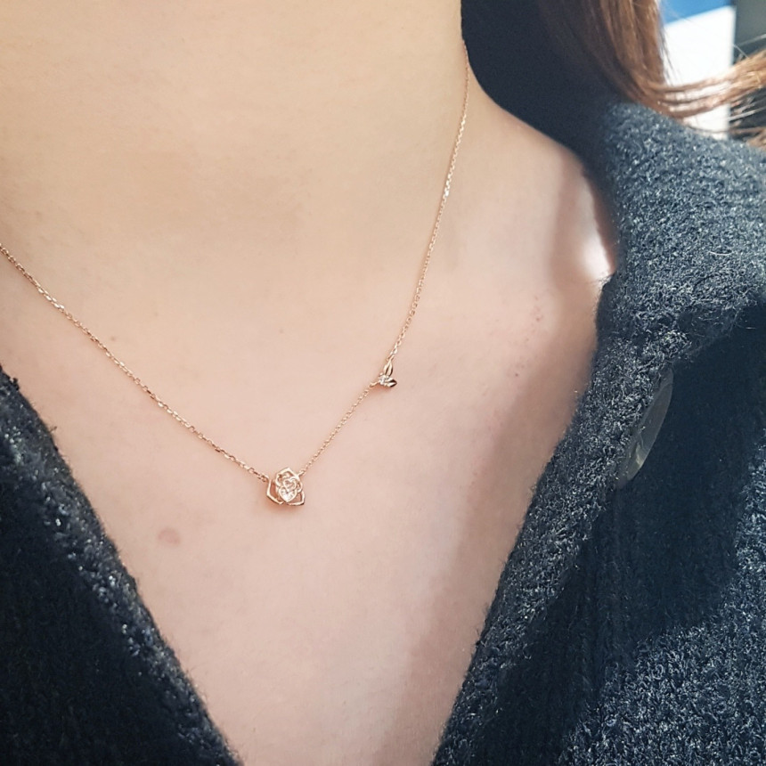 Lloyd rosette petal necklace LNN17241G Daily look 