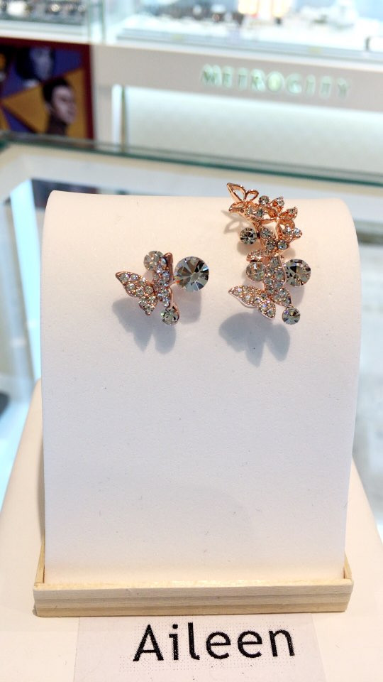 Eyeliner Agatha Button Earrings AJBE7412