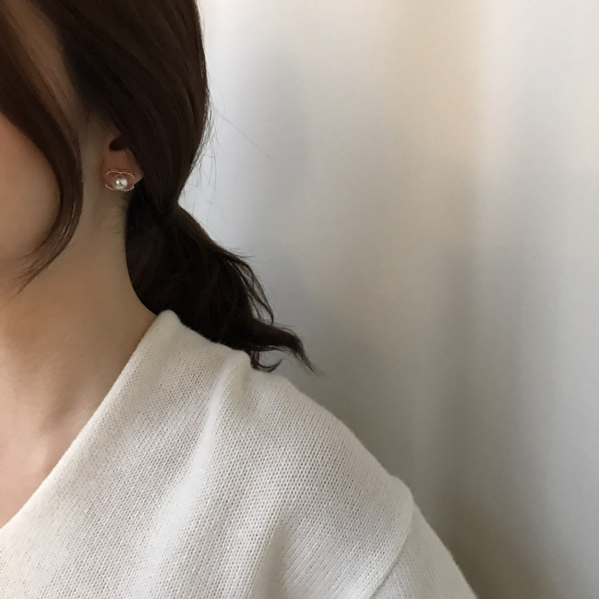 all silver Coco Swall Pearl Earrings Minimal Life 