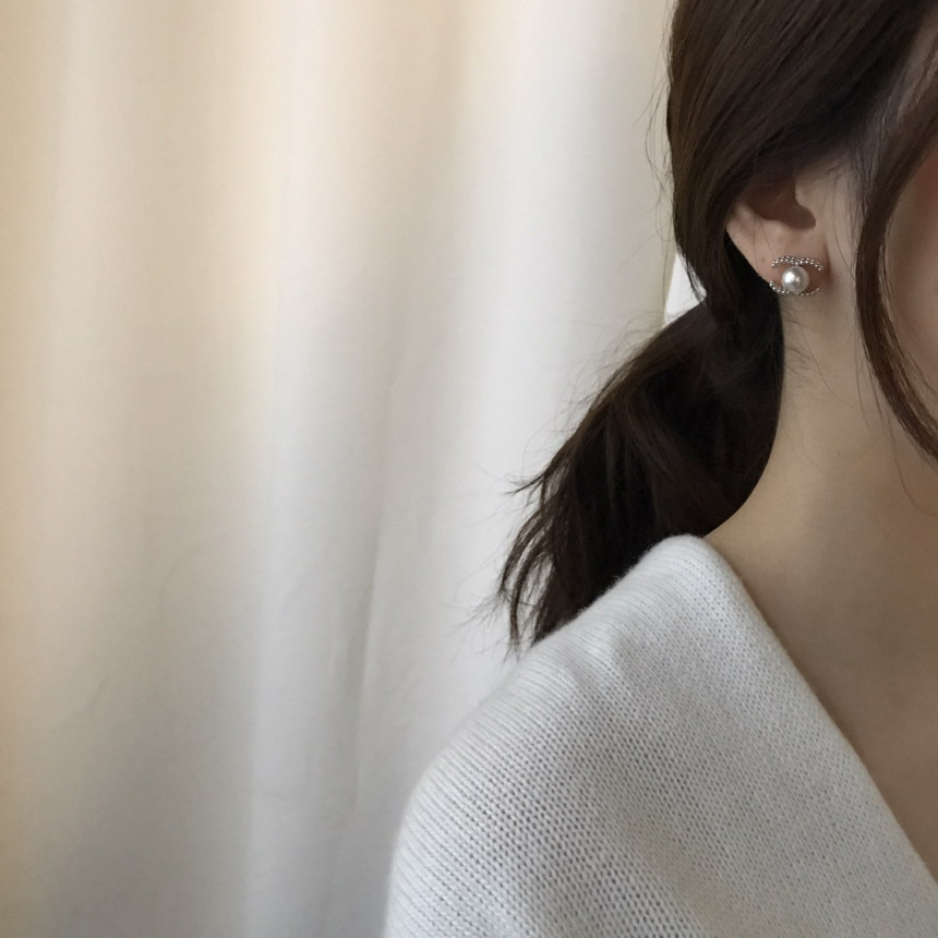 all silver Coco Swall Pearl Earrings Minimal Life 