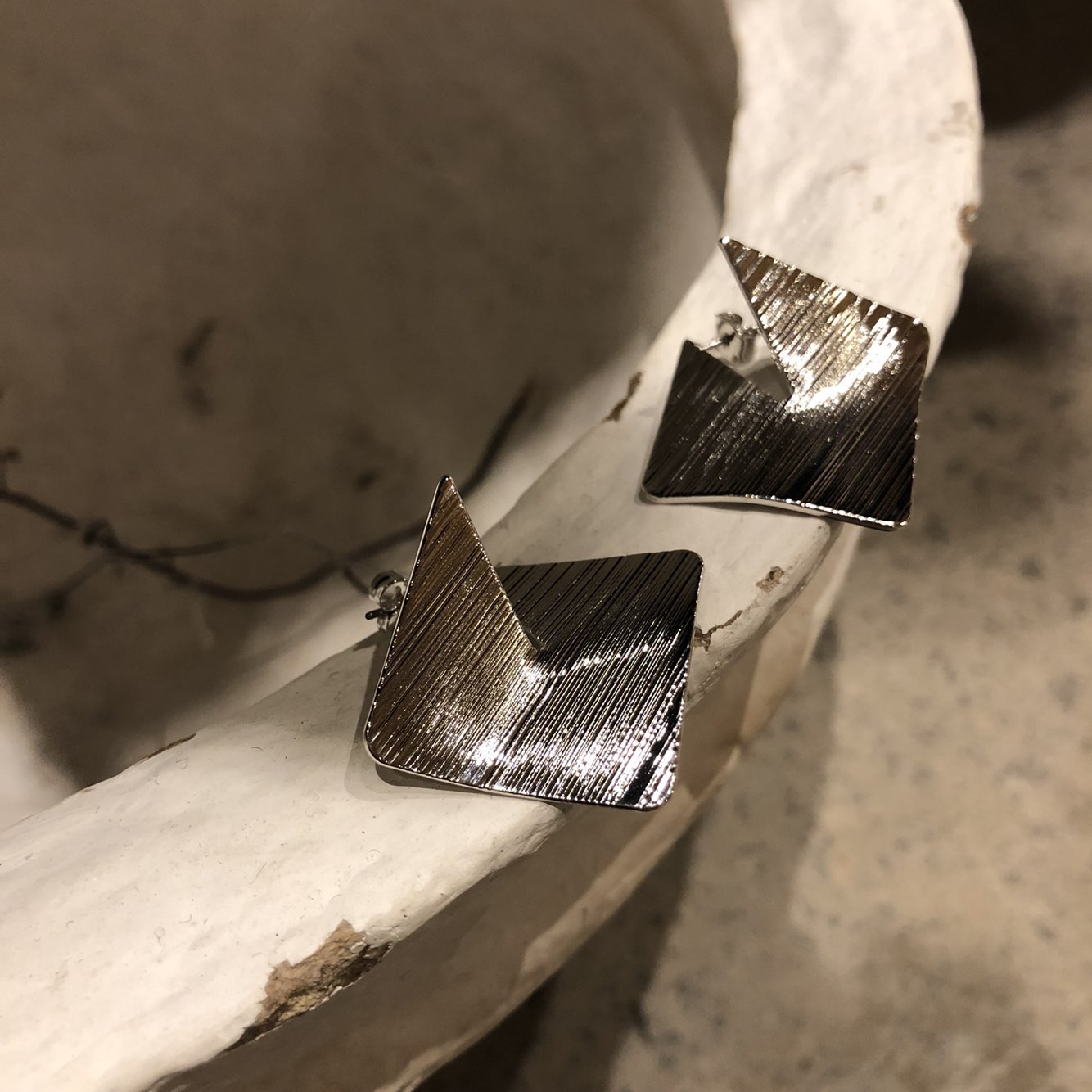 Wear drop earrings Office fashion Fashionable mode