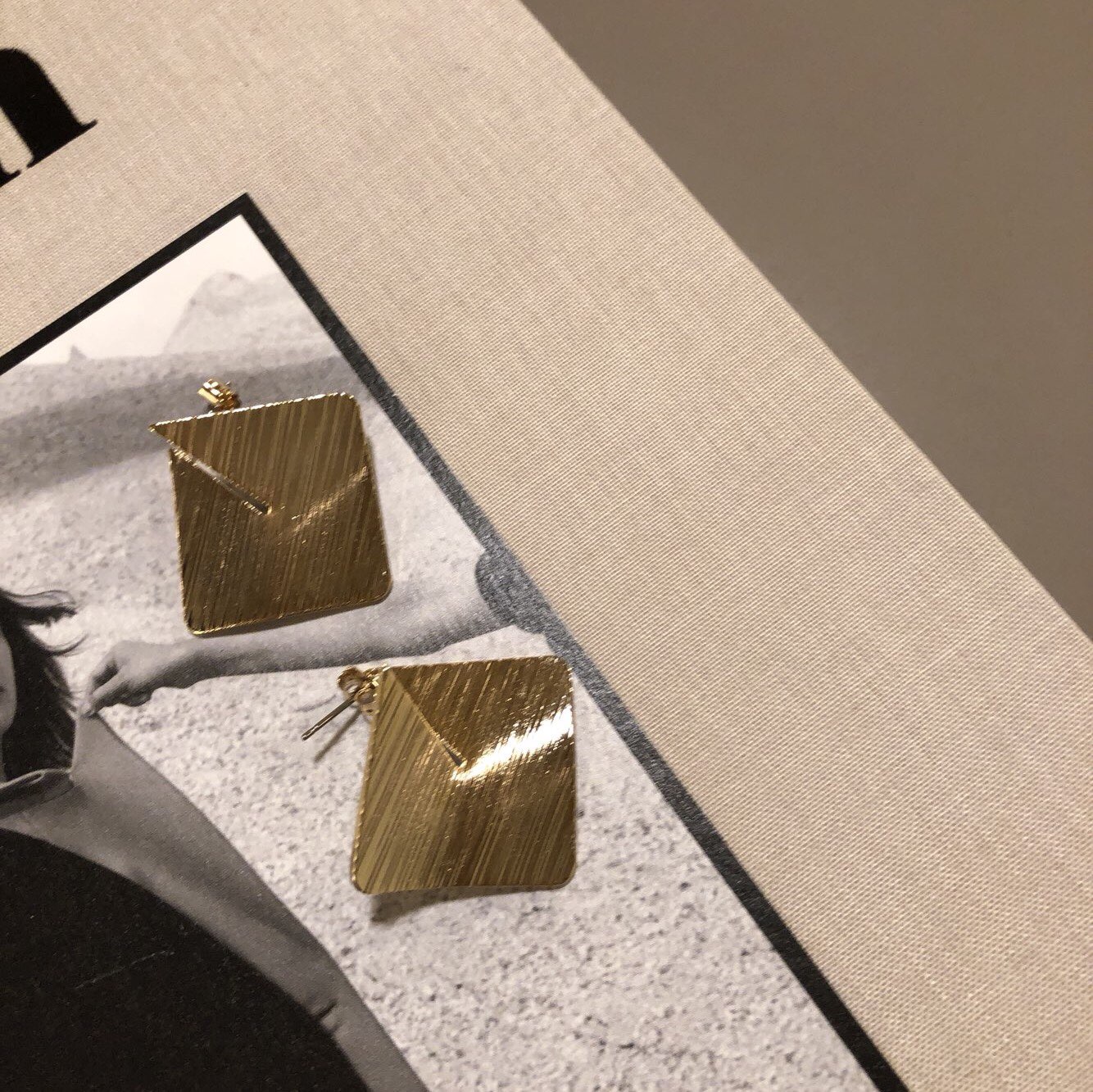 Wear drop earrings Office fashion Fashionable mode