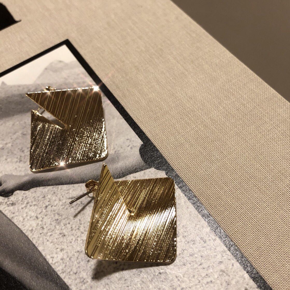 Wear drop earrings Office fashion Fashionable mode