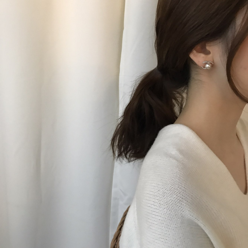 all silver Coco Swall Pearl Earrings Minimal Life 