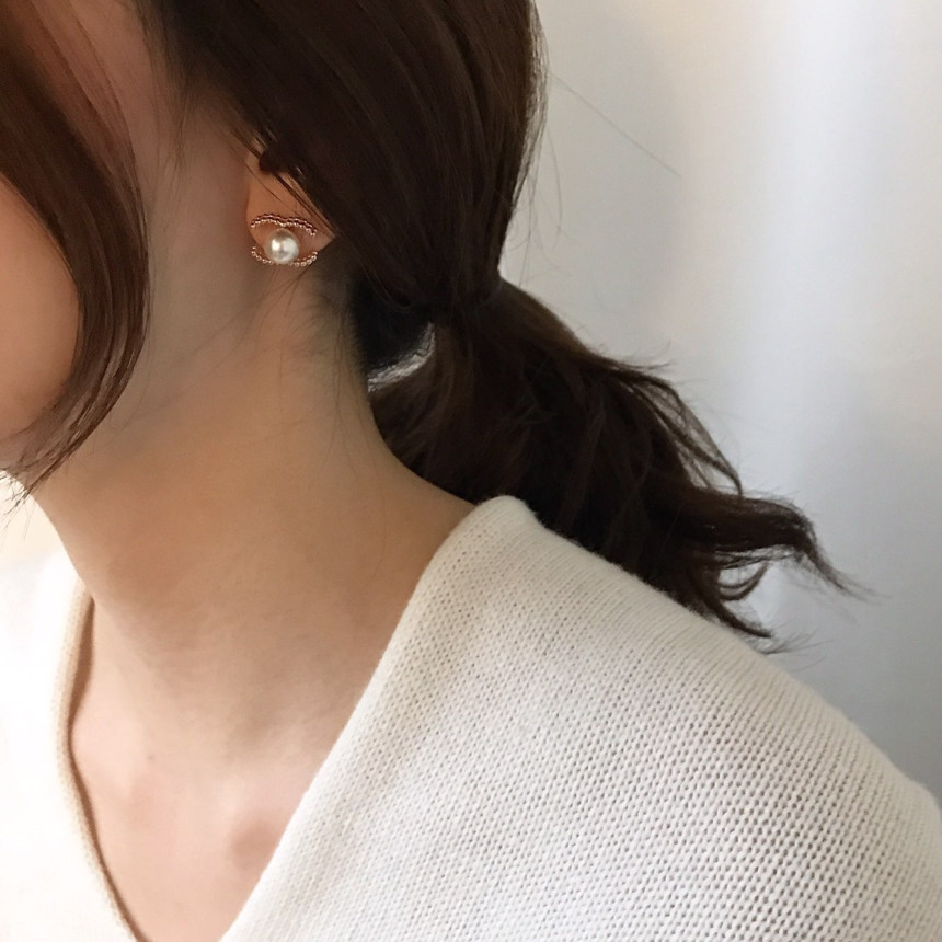 all silver Coco Swall Pearl Earrings Minimal Life 