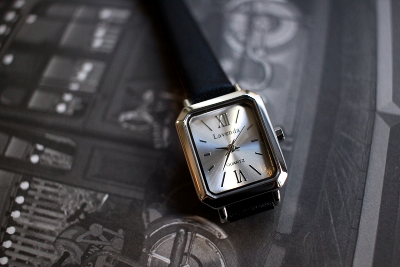 <b><p>Shine black Woman leather wrist clo 2cor</p></b><b><p>シャイン ブラック 女性 レザー 手首 時計 2色 ファッション ギフト デイリー</p></b><br /><br /><p align='center'>