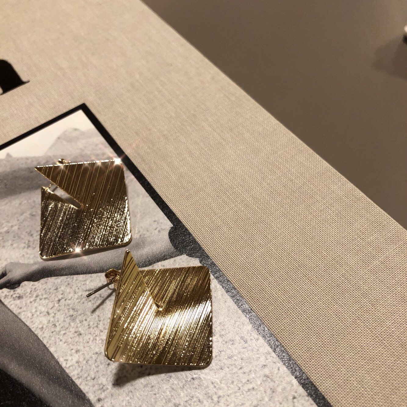 Wear drop earrings Office fashion Fashionable mode