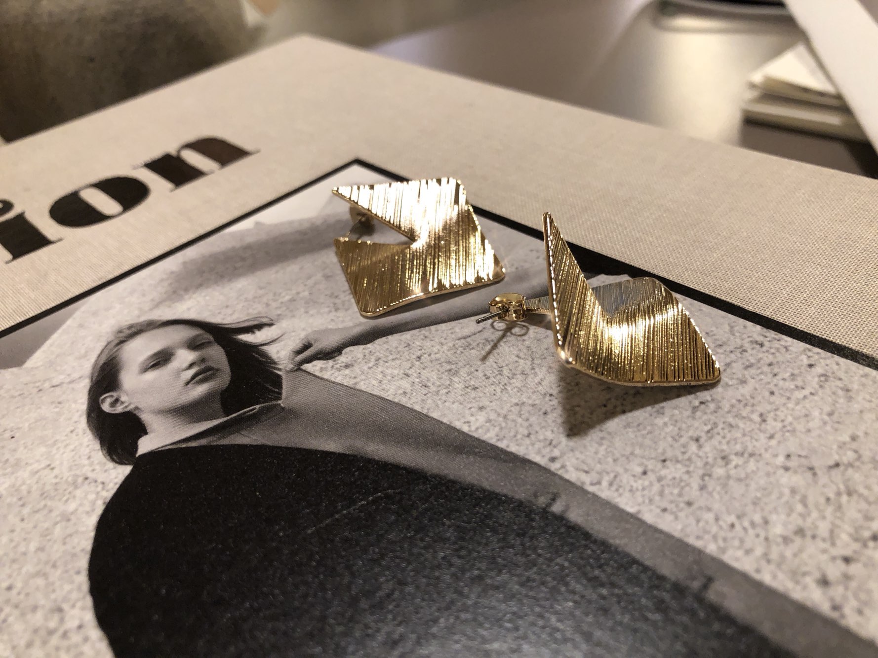 Wear drop earrings Office fashion Fashionable mode