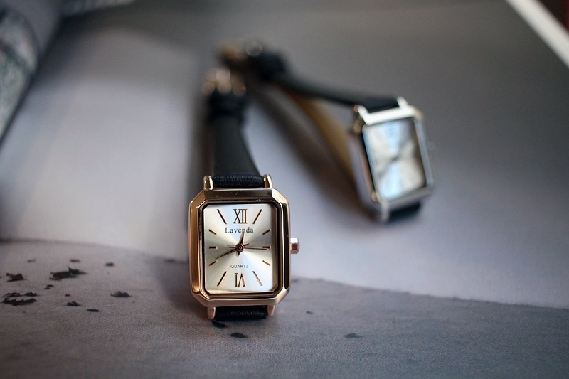 <b><p>Shine black Woman leather wrist clo 2cor</p></b><b><p>シャイン ブラック 女性 レザー 手首 時計 2色 ファッション ギフト デイリー</p></b><br /><br /><p align='center'>