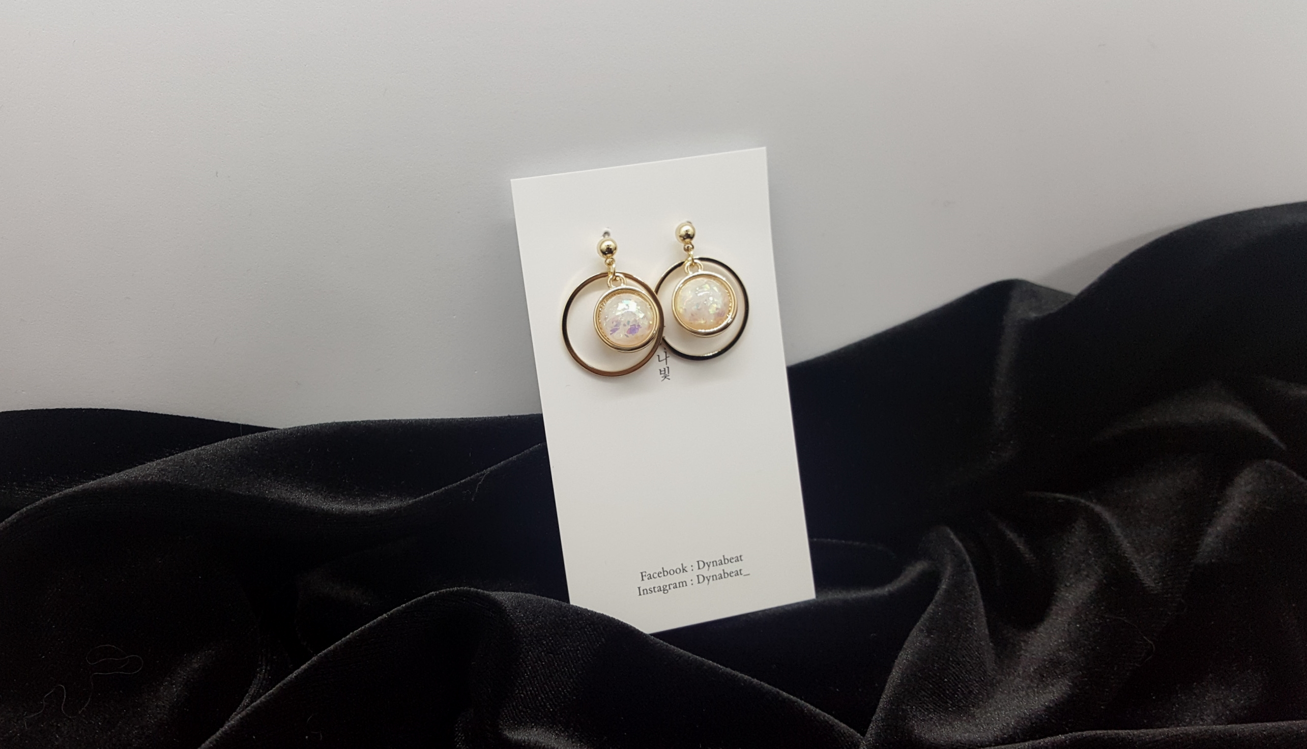 Dyna Light Space Moon Earring Color 3 kinds Luxuri