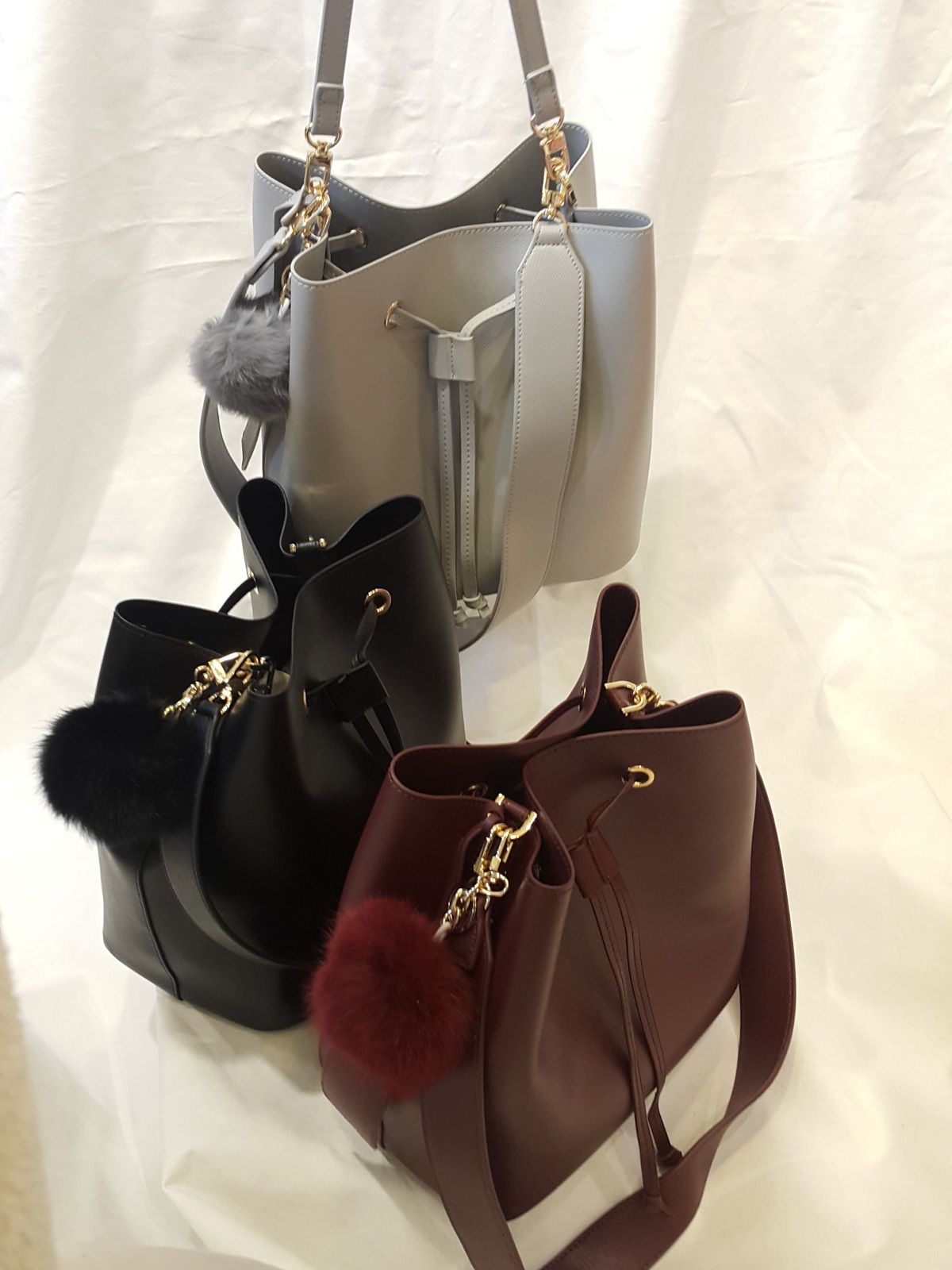 <b><p>Pom-pom embroidered bucket bag _3color Simple</p></b><b><p>ポンポンがボクジョリバケットバック_3colorシンプルフレンチルックファッショナブルな四季20代の</p></b><br /><br /><p align='center'>