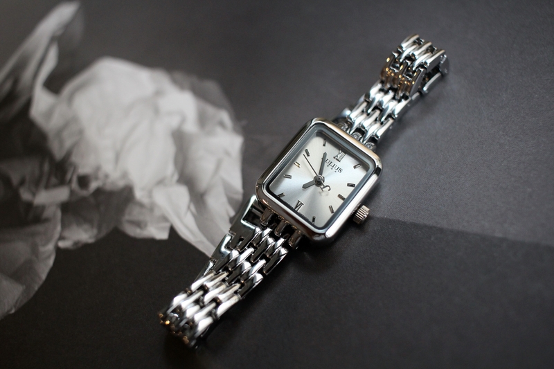 <b><p>square Classy tal feme watch Woman silver</p></b><b><p>正方形 クラス時 メタル 女性 腕時計 シルバー ファッション ギフト デイリー</p></b><br /><br /><p align='center'>