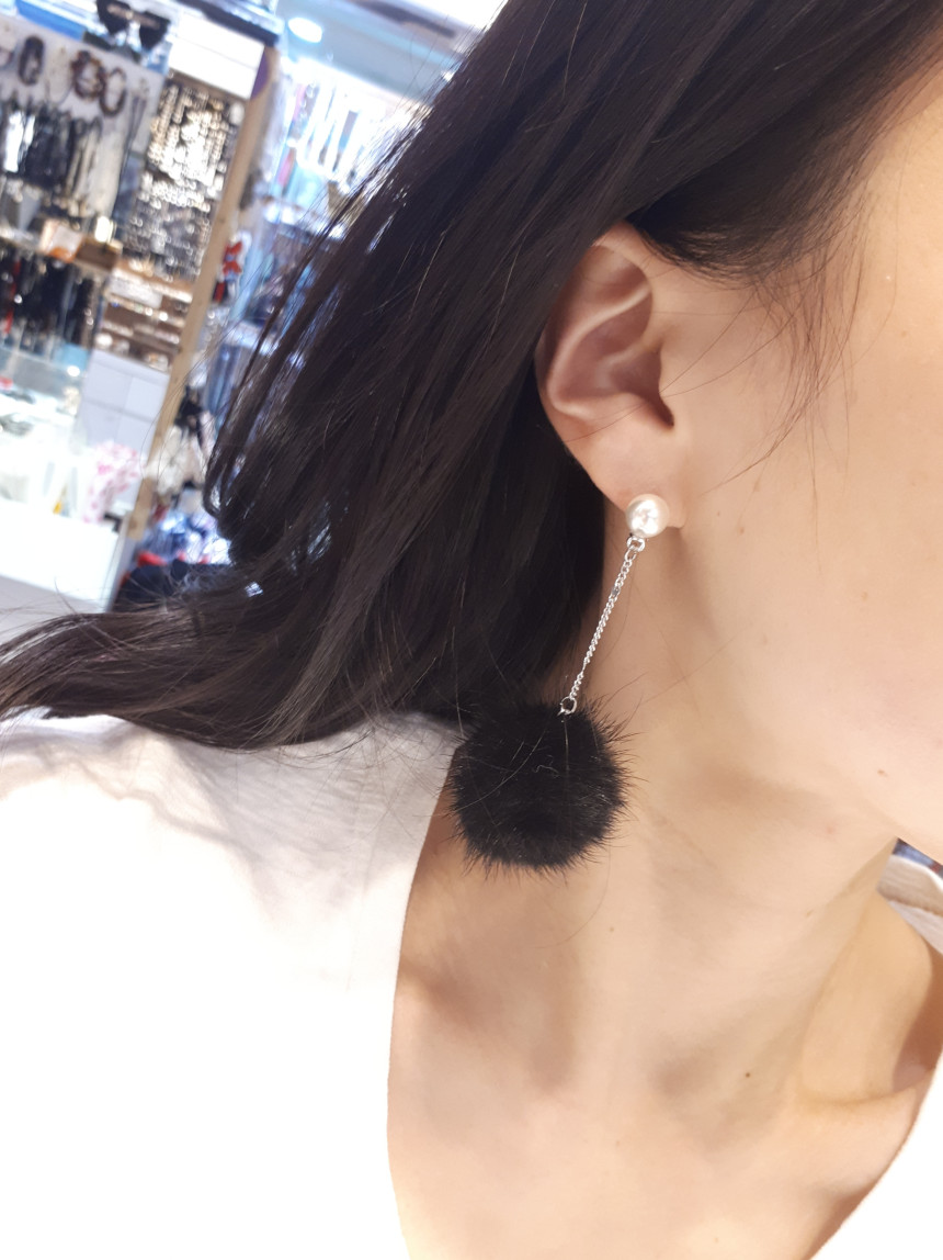 Mink drop earrings under pearl Accessories Winter 